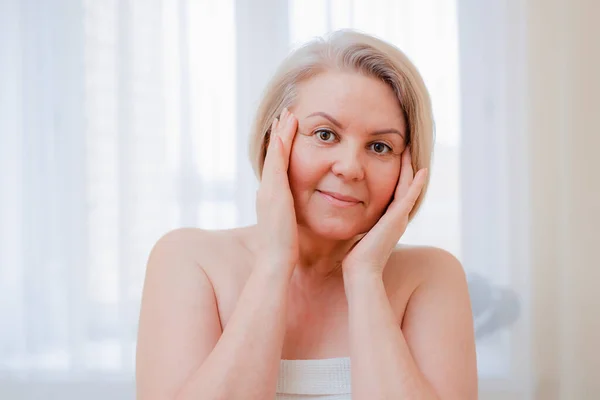 Portret Mooie Oudere Vrouw Met Handen Haar Gezicht Spiegel Thuis — Stockfoto