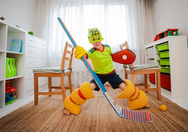 Menino Joga Hóquei Casa Tendo Feito Forma Com Suas Próprias — Fotografia de Stock