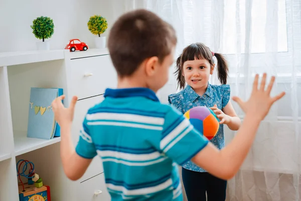 Yerli Bir Çocukla Bir Kız Oyun Odasında Top Oynuyorlar Etkileşim — Stok fotoğraf