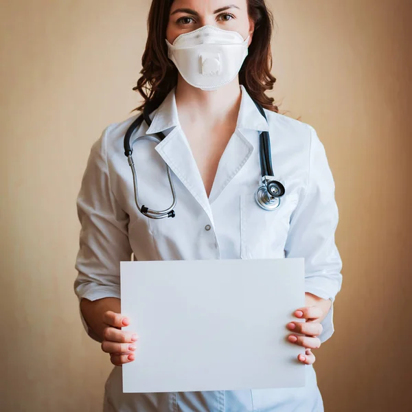 Coronavirus Covid Doctor Woman Respirator Insulation Keeps Mocap Message Quarantine — Stock Photo, Image