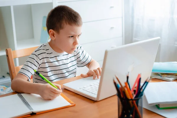 Дистанційне Навчання Онлайн Освіти Хлопчик Вчиться Вдома Робить Шкільне Домашнє — стокове фото