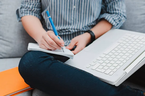 Étudiante Étudiant Maison Travaillant Avec Son Ordinateur Portable Faisant Ses — Photo