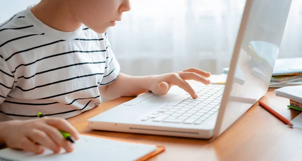 Enseignement Distance Ligne Écolier Étudie Maison Fait Ses Devoirs École — Photo