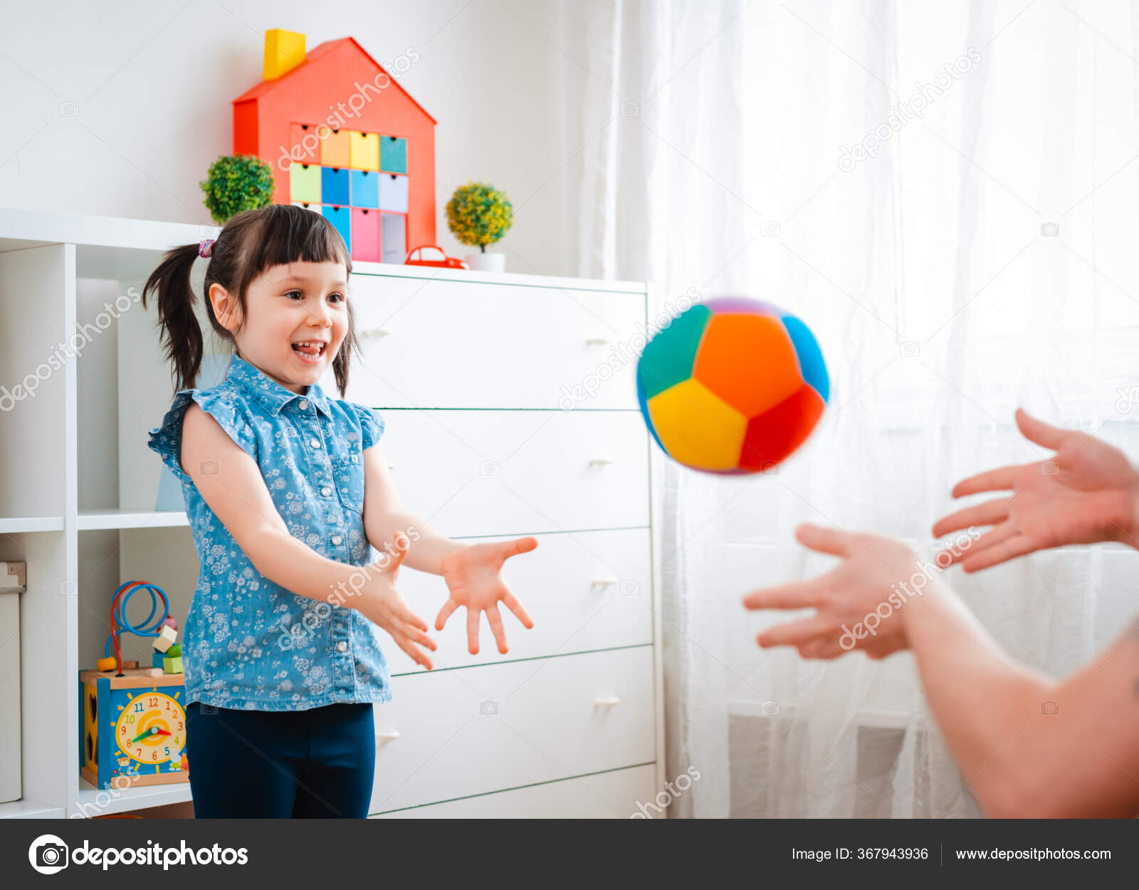 Crianças Menina Jogar Uma Sala Jogos Das Crianças Jogando Bola fotos,  imagens de © Shangarey #367943936