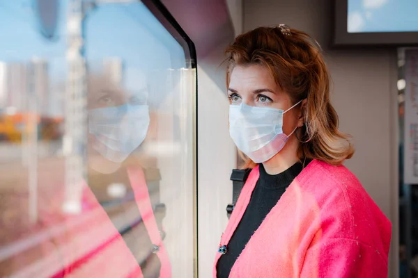 Ευρωπαϊκή γυναίκα φοράει χειρουργική προστατευτική μάσκα προσώπου κατά των λοιμωδών νόσων που προστατεύει από το κρυολόγημα και τη γρίπη. — Φωτογραφία Αρχείου