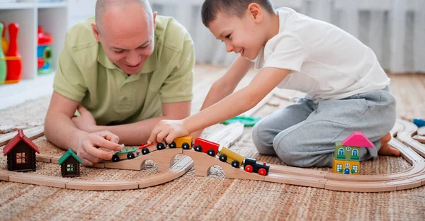 Pai Família Filho Jogar Brinquedo Ferroviário Madeira Sala Jogos Conceito — Fotografia de Stock