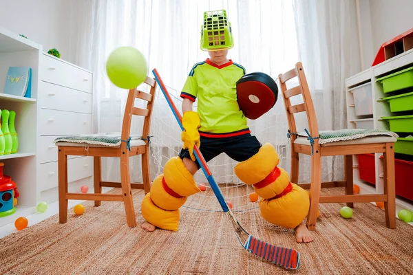 Menino Joga Hóquei Casa Tendo Feito Forma Com Suas Próprias — Fotografia de Stock