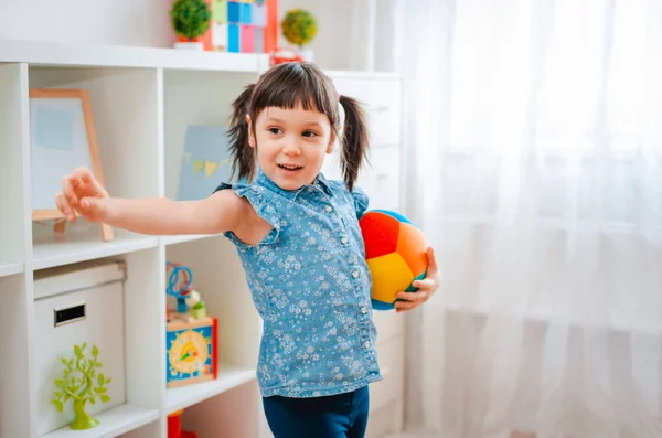 子供の女の子は子供のゲームルームで遊んでボールを投げます 相互作用の概念親と子 コミュニケーション 相互作用 相互作用 自立家庭 — ストック写真