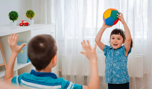 Crianças Nativas Menino Uma Menina Brincam Uma Sala Jogos Infantil — Fotografia de Stock