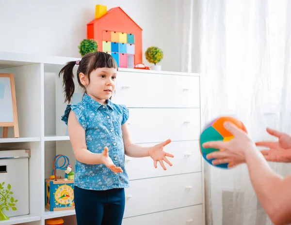 子供の女の子は子供のゲームルームで遊んでボールを投げます 相互作用の概念親と子 コミュニケーション 相互作用 相互作用 自立家庭 — ストック写真