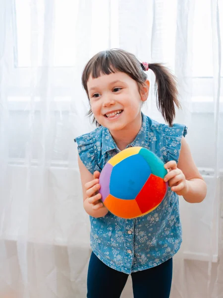 子供の女の子は子供のゲームルームで遊んでボールを投げます 相互作用の概念親と子 コミュニケーション 相互作用 相互作用 自立家庭 — ストック写真