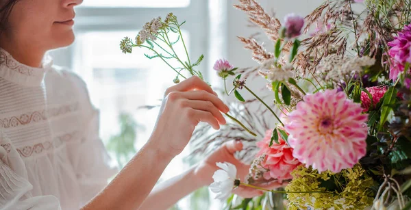 Kvinnlig Professionell Florist Förbereder Arrangemanget Vilda Blommor Blomsteraffär Bakgrund Betong — Stockfoto