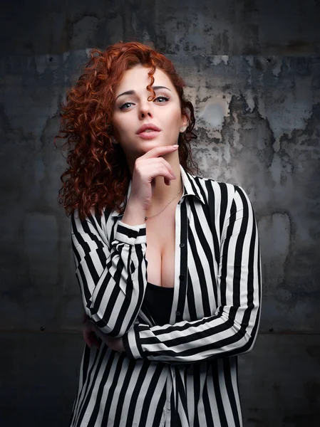 Fashion Portrait. Beautiful Woman. Curly Hair. — Stock Photo, Image