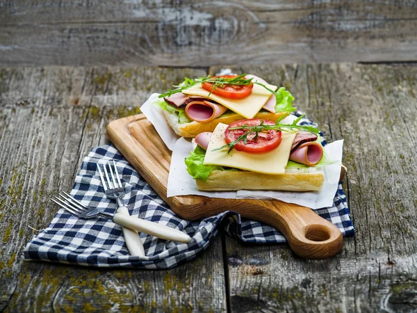 Sándwich con jamón, queso y tomate —  Fotos de Stock