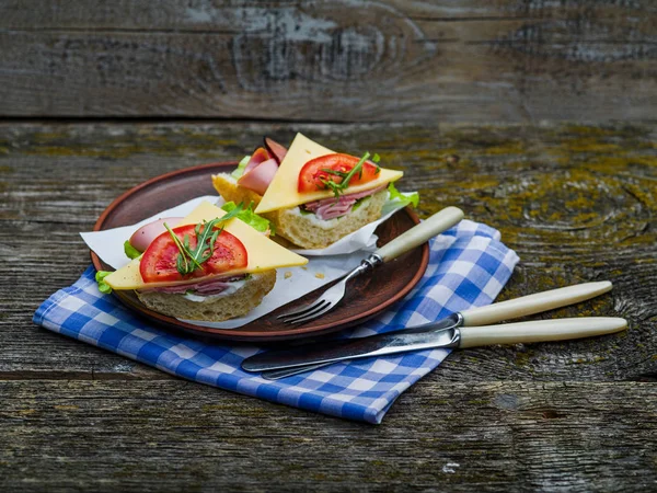 Panino con prosciutto, formaggio e pomodoro — Foto Stock