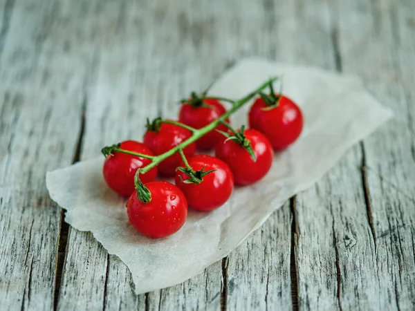 Bunch of fresh tomatoes and tomato juice — Stock Photo, Image
