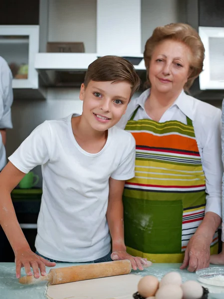 Nonna Con Biscotti Cottura Del Nipote Prepara Pasta Cucina — Foto Stock