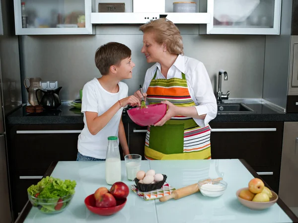 Babička Vnouče Pečení Cukroví Společně Připravit Doughi Kuchyni — Stock fotografie