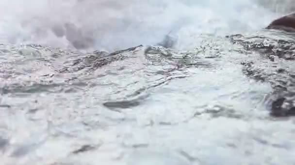 Tiro del río sagrado Ganges que fluye más allá de las rocas en la ciudad santa de Rishikesh en el norte de la India . — Vídeos de Stock