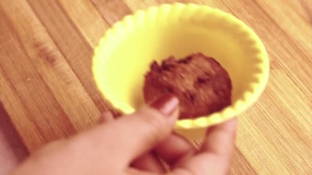 Comida india aaloo chuleta o tikki servir en un tazón, hecho en casa — Vídeos de Stock