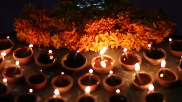 Señor ganesha con lámpara de aceite de arcilla y flores, festival de ganesh chaturhti y rezar por dios indio . — Vídeo de stock