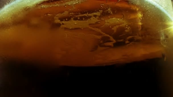 Стекло Полное Пива Медленно Движущихся Пузырьков Пузыри Пена Быстро Движутся — стоковое видео