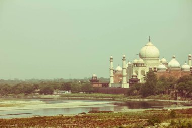 Tac Mahal, Hint şehri Agra, Uttar Pradesh 'te Yamuna Nehri' nin güney kıyısında bulunan fildişi beyazı mermer bir mozoledir.