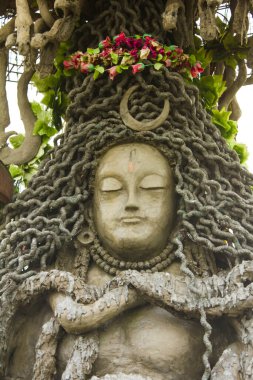 Chail 'de terk edilmiş bir yerde taşlanmış sustalı idolün yakın plan çekimi, puja yapmak veya dua etmek için kullanılan Hindu tanrı shiva ikonu.