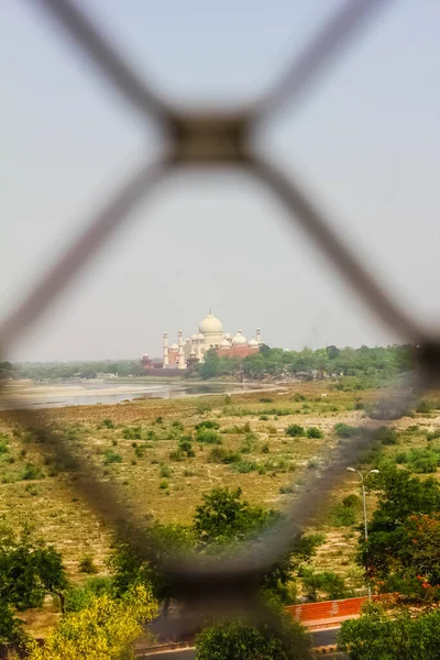 Taj Mahal Agra India 图为通过北方邦贾里从远处的要塞拍摄的照片 — 图库照片
