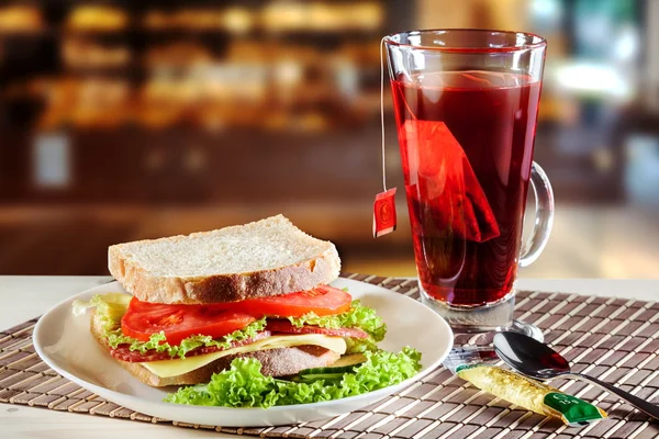 Сэндвич и красный фруктовый чай — стоковое фото