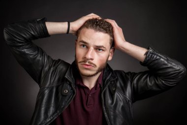 Yakışıklı genç adam.