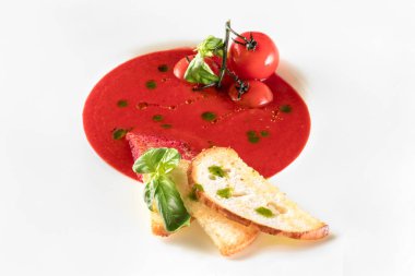 beyaz zemin üzerine domates çorbası