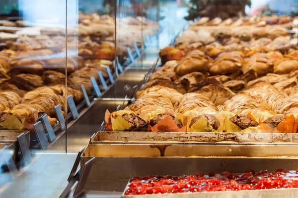 Varyasyonları kruvasan ve showca görülen diğer hamur işleri