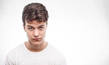 Yakışıklı genç adam beyaz