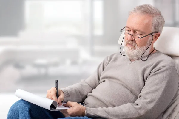 Man die het boodschappenlijstje voor vakantie — Stockfoto