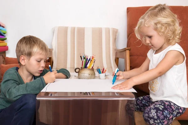 Junge und Mädchen zeichnen auf Papier — Stockfoto