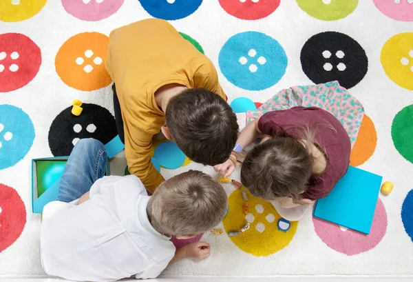 Les enfants jouent ensemble comme une équipe — Photo