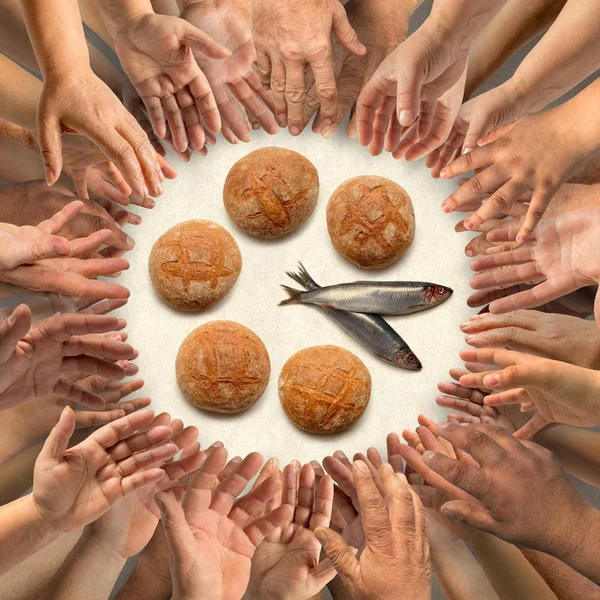Cinco pequenos pães de cevada e dois pequenos peixes para muitas mãos — Fotografia de Stock