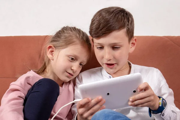 Dijital tablet ile oynayan iki çocuklar — Stok fotoğraf