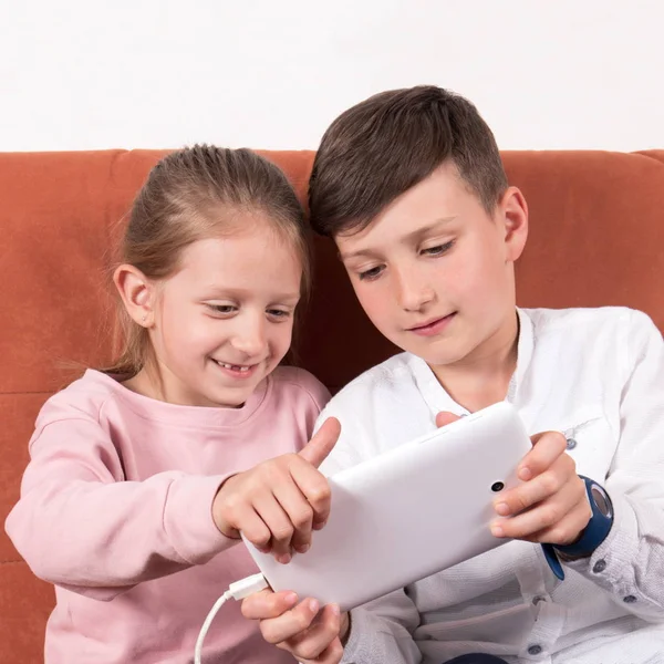 Leren om te spelen op de Tablet PC — Stockfoto