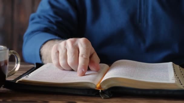 Hombre Cristiano Leyendo Escribiendo Biblia Estudio Bíblico Con Una Taza — Vídeos de Stock