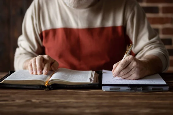 Estudio Biblia Siguiendo Palabra Escritura Copiándola Papel Tomando Notas Estudiando Fotos de stock