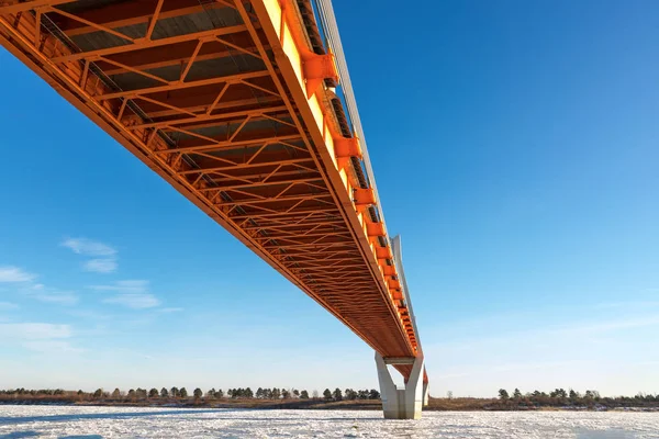 Moderne brug over de rivier in de bevroren — Stockfoto