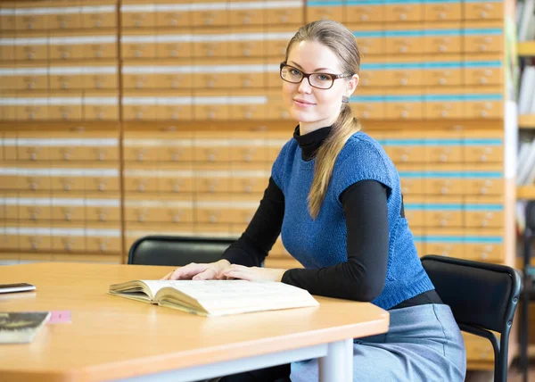 Retrato de estudiante inteligente en la biblioteca —  Fotos de Stock