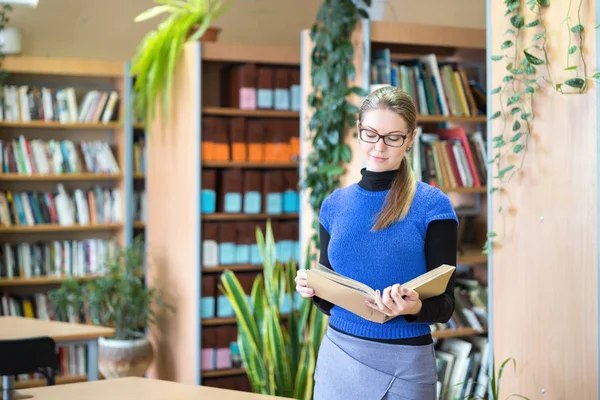 Ritratto di studente intelligente in biblioteca — Foto Stock