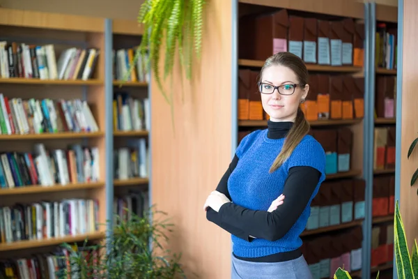 Retrato de estudiante inteligente en la biblioteca — Foto de Stock