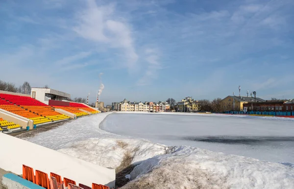 冬に雪で覆われたスタジアム — ストック写真