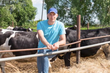 Çiftçi süt ineklerin ile çiftlikte çalışma