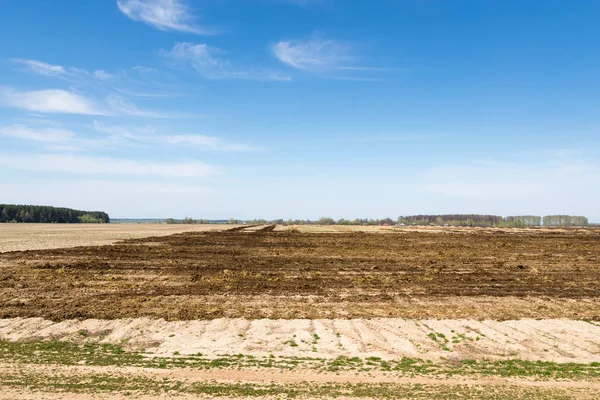 Tarıma elverişli arazi üzerinde mavi gökyüzü — Stok fotoğraf