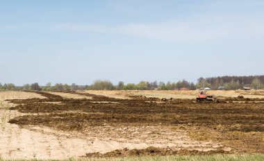 Tarıma elverişli arazi üzerinde mavi gökyüzü